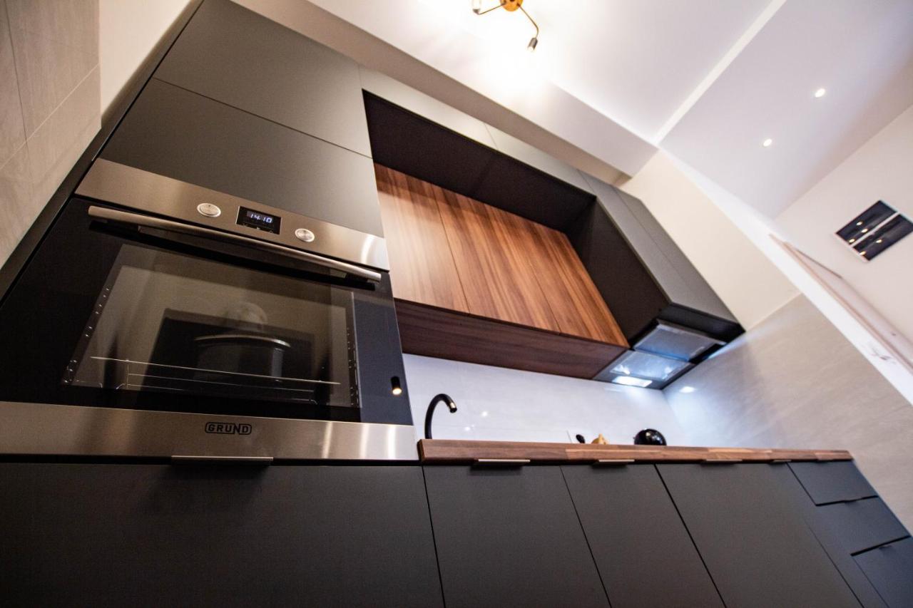 Follow The Sun - 4 Person Apartment บาร์ ภายนอก รูปภาพ