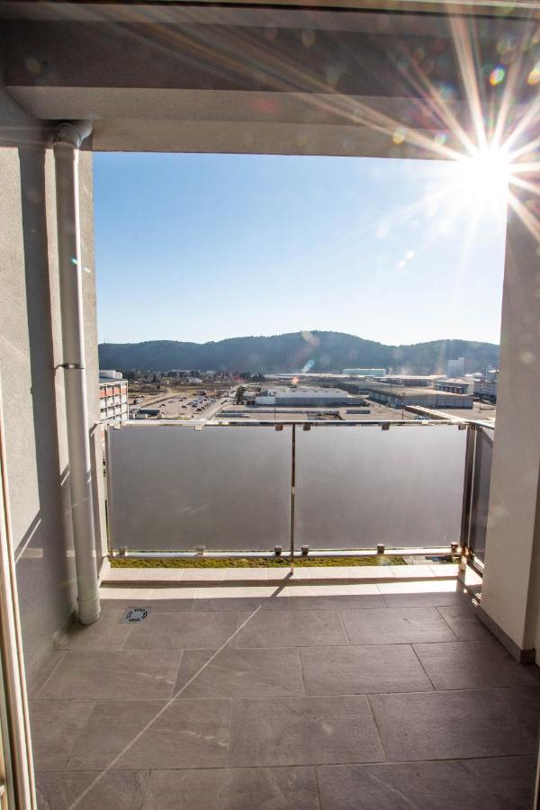 Follow The Sun - 4 Person Apartment บาร์ ภายนอก รูปภาพ